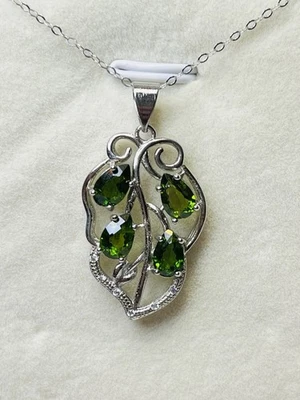 Collar de plata de ley 925 con colgante de hoja de diopsido de cromo verde enchapado en plata Foto 1 de 4
