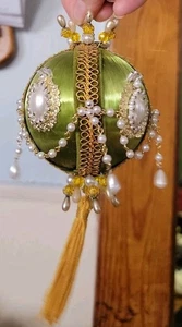 Vintage Pailletten Stecknadel Perlen Satin Kugel Weihnachtsschmuck grün - Handarbeit - Bild 1 von 5
