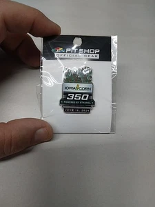 Prendedor de solapa NASCAR IOWA CORN 350 Carrera 2024 Pit Shop Equipo Sombrero Prendedores Carreras Nuevo - Imagen 1 de 2