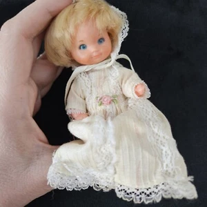 Vintage 1976 Rosebud Vinyl Spielzeug Puppe Mattel in 4,5" groß - Bild 1 von 8
