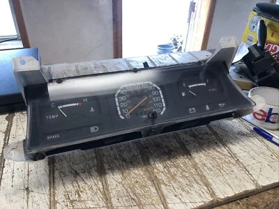 Camioneta pickup Mitsubishi 85 86 / Dodge D50 Gauge Cluster 2.0 2.6 4 cilindros sin tacómetro 2x2 Foto 1 de 4