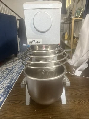 Mezcladora comercial Univex SRM12 12 cuartos funcionando Foto 1 de 4