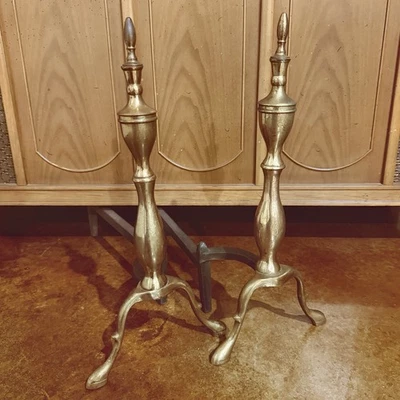 Chimenea de latón de colección Andirons perros de bomberos husillo balaustre MCM palanquillas de hierro fundido Foto 1 de 4