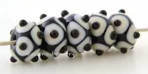 5 schwarze ELFENBEIN VERSETZTE Punkte Set * Lampwork Glasperlen TANERES sra - Bild 1 von 1