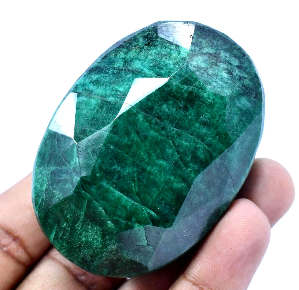 750.0 Ct Natural Huge Green Emerald Earth-Mined Certified Museum Use Gemstone - Image 1 of 4