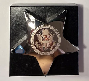 STATE DEPARTMENT STAR SCHWERMETALL PAPIERGEWICHT MIT GESCHENKBOX - Bild 1 von 1