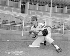 MLB 1969 Seattle Pilots Catcher Larry Haney Black & White 8 X 10 Photo Picture - Picture 1 of 1