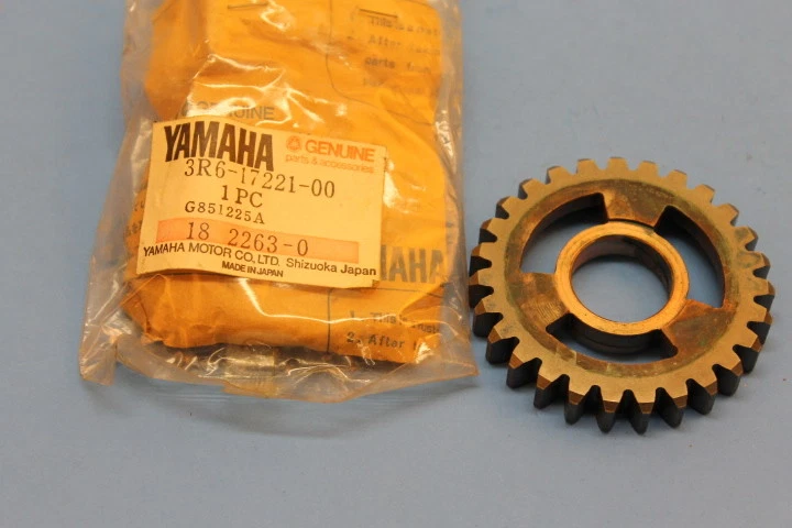 NOS YAMAHA IT175 1980-81 2ND WHEEL GEAR 27-TOOTH PART# 3R6-17221-00-00 - Image 1 of 1