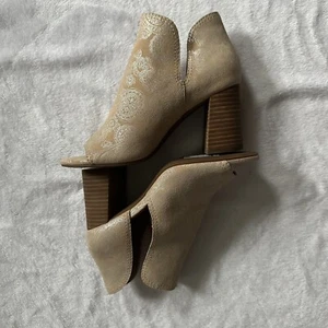 Lucky Brand Iridescent Paisley Suede Peep Toe Bootie in Cream/Silver - Size 6 - Picture 1 of 16