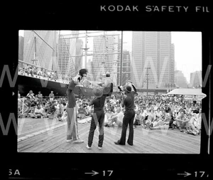 '80 Puppet Show The Pier Hudson Riv Pk Ship Manhattan NYC Old Photo Negative D19 - Imagen 1 de 1
