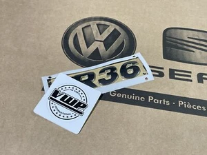 Emblema logo distintivo VW Passat R36 per portellone bagagliaio nuovo originale OEM NOS parte - Foto 1 di 2