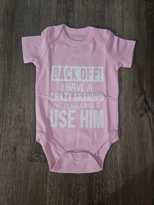 (Back Off I Have A Crazy Grandpa And I'm Not Afraid to Use Him) Size Newborn  Foto 1 de 3