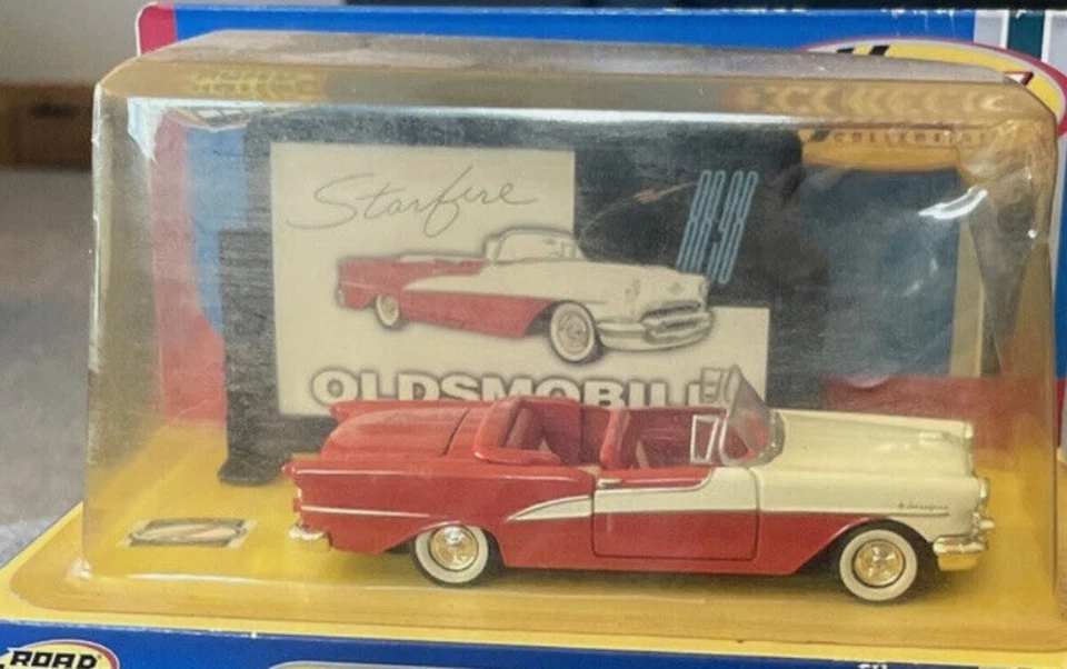 Road Champs 69000X 1:43 Red & White 1955 Oldsmobile Starfire W/Billboard - Image 1 of 1