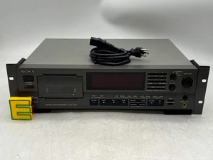 Grabadora de audio digital Sony PCM-2300 con estante de montaje en rack, cable de alimentación (usada) - Imagen 1 de 10
