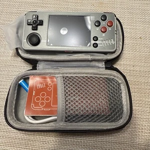 Miyoo A30 Linux Console Portatile Retro Videogioco Grigio 128GB IN MANO - Foto 1 di 3