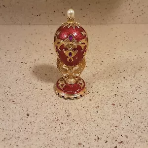 Réplica de huevo rojo inspirado en Fabergé con ramo de flores en el interior - Imagen 1 de 11
