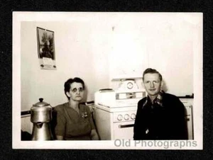 UNGLÜCKLICHE TRAURIGE FRAU MANN KÜCHENHERD KAFFEEKANNE ALT/VINTAGE FOTO- E941 - Bild 1 von 1