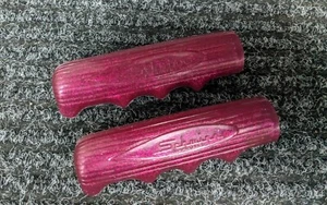 IMPUGNATURE A MANO SCHWINN BICICLETTA ANNI '70 VIOLA GLITTER STINGRAY*NOS* LINEA SLIM - Foto 1 di 3
