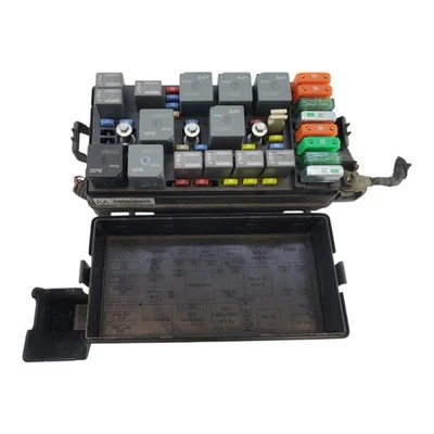 Unidad de montaje de caja de relé de fusibles de motor Saturn Vue 2006-2007 3,5 L OEM 157967346 Foto 1 de 3