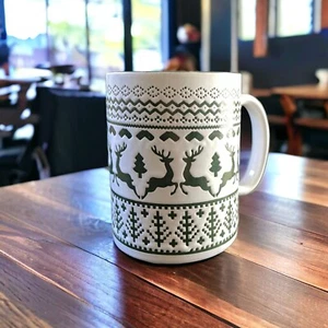 Weihnachtstasse Rentiere Bäume geprägt grün weiß by Century 4 5/8" H 16 Oz - Bild 1 von 10