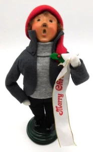 Villancicos Byers Choice de colección niño tradicional con pancarta de Feliz Navidad 2000 - Imagen 1 de 8