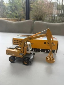 Liebherr 914 Grab Excavator Model 1/50 - Picture 1 of 2
