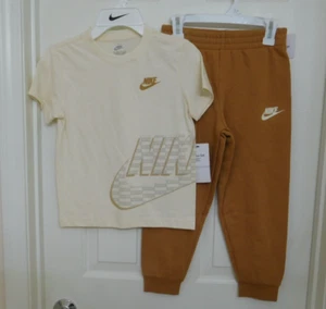 Neu mit Etikett 2 Stück Nike beige Shirt & braune Jogginghose Größe 7 - Bild 1 von 1