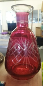 CRANBERRY COLOURED GLASS DECANTER- no stopper . BEAUTIFUL ETCHED GLASS . 19CMS - Picture 1 of 7