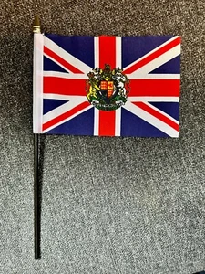 UNION JACK WITH ROYAL CREST Small hand FLAG 6" X 4" (15cm x 10cm) flags JUBILEE - Foto 1 di 1