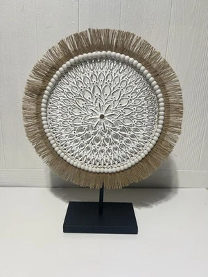 Escultura decorativa tribal de madera blanca hecha a mano, flecos de pastos marinos, base negra Foto 1 de 4