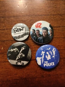 Vintage 80er Bands 4 Pinback Anstecker Pins U2 The Police The Beat - Bild 1 von 2