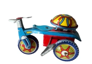 Post WWII Tin Litho Wind Up Toy Tricycle KANTO Toys Made in Japan WORKS 147238 - Picture 1 of 9
