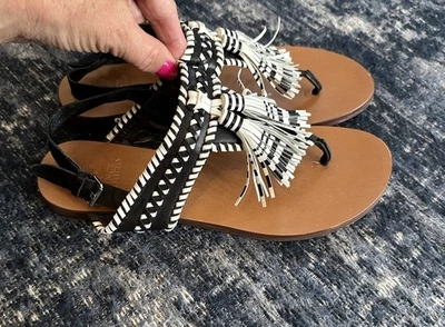 Sandálias Vince Camuto Rebeka couro preto/branco borla estilingue feminino 10M em excelente estado usado - Imagem 1 de 4