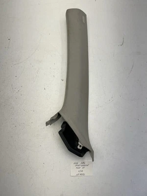 Volkswagen Jetta Sportwagen 2010-2014 moldura de pilar izquierda OEM. Foto 1 de 4