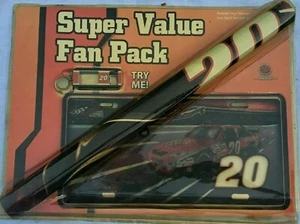 Neu NASCAR #20 TONY STEWART Super Fan Pack 3 Stück Set Banner Nummernschild - Bild 1 von 2