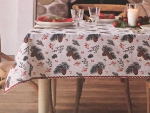 The Farmhouse Rachel Ashwell 60 x 104" Oblong Tablecloth - Christmas Pine Cones - Bild 1 von 3