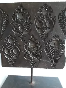 BEAUTIFUL VINTAGE ORIENTAL WOODCARVED FABRIC STAMP BLOCK IN IRON METAL STAND - Picture 1 of 12
