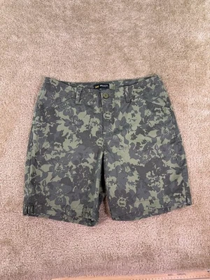 LEE Womens Camo Shorts Size 10 Green Regular Fit Mid Rise Flat Front 32x7 E753 - Image 1 of 4