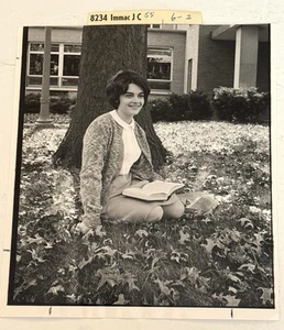 Foto De Colección Años 60 Niña Bajo Árbol Inmaculada Junior College Washington DC  - Imagen 1 de 7