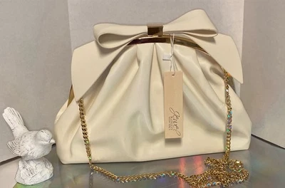 NUEVO CON ETIQUETAS Badgley Mischka Envuelto Marco de Arco Bolso sin asas Correa de Cadena Cuero Vegano Crema Foto 1 de 4