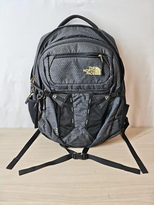 Mochila The North Face TNF Recon negra gris FlexVent mochila para computadora portátil logotipo dorado Foto 1 de 4