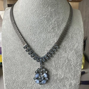 "Collar de cadena de malla de plata y piedra de vidrio azul de los años 40/50 piedra brillante de luna 17""" - Imagen 1 de 6