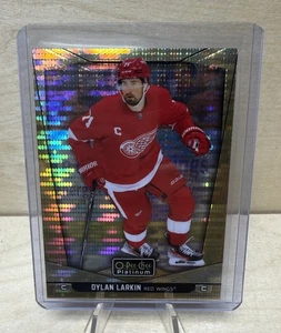 2024-25 O-Pee-Chee OPC Platino Dylan Larkin Oro Sísmico 113 Alas Rojas/50 - Imagen 1 de 2