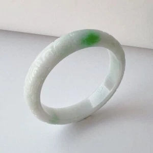 【KATHY JADE】Smaragdweißer Sockel mit grüner Jadeit Jade Armreif 《55 mm》《Klasse A》 - Bild 1 von 2