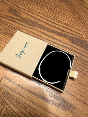 Brazalete Brazalete JoyCUFF Plata Metal Braver Más Fuerte Inteligente Inspirador Foto 1 de 3