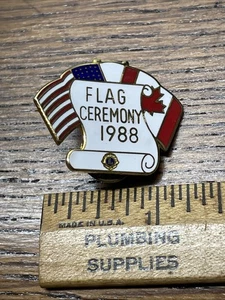 Prendedor vintage del club de leones de la ceremonia de la bandera 1988 - Imagen 1 de 2
