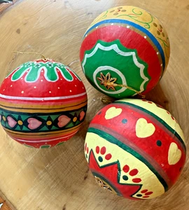 SET OF 3 COLORFUL HAND-PAINTED PAPIER MACHE CHRISTMAS BALL ORNAMENT ~ 3.25 in. - Picture 1 of 6
