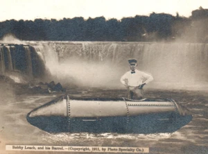 RPPC Daredevil Stuntman Niagara Falls en barril de hierro foto real postal NY - Imagen 1 de 3
