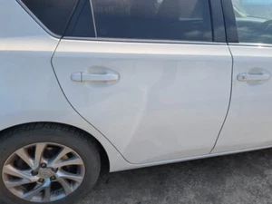 TOYOTA AURIS 2015-2018 LADO DEL CONDUCTOR PUERTA TRASERA CARCASA BLANCA - Imagen 1 de 3