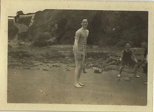 ALTES FOTO - VINTAGE SNAPSHOT - MANN STRAND BADEANZUG LUSTIG ERQUY BRETAGNE - Bild 1 von 1
